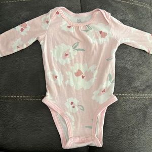 Baby girl Carters long sleeve onesie pink with white and pink flowers. Size 6mon